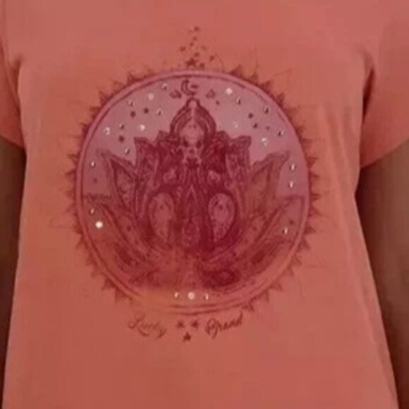 NEW Lucky Brand Dusty Cedar Graphic Grommet Logo Short Sleeve Tee Top Shirt NWT - Picture 4 of 4